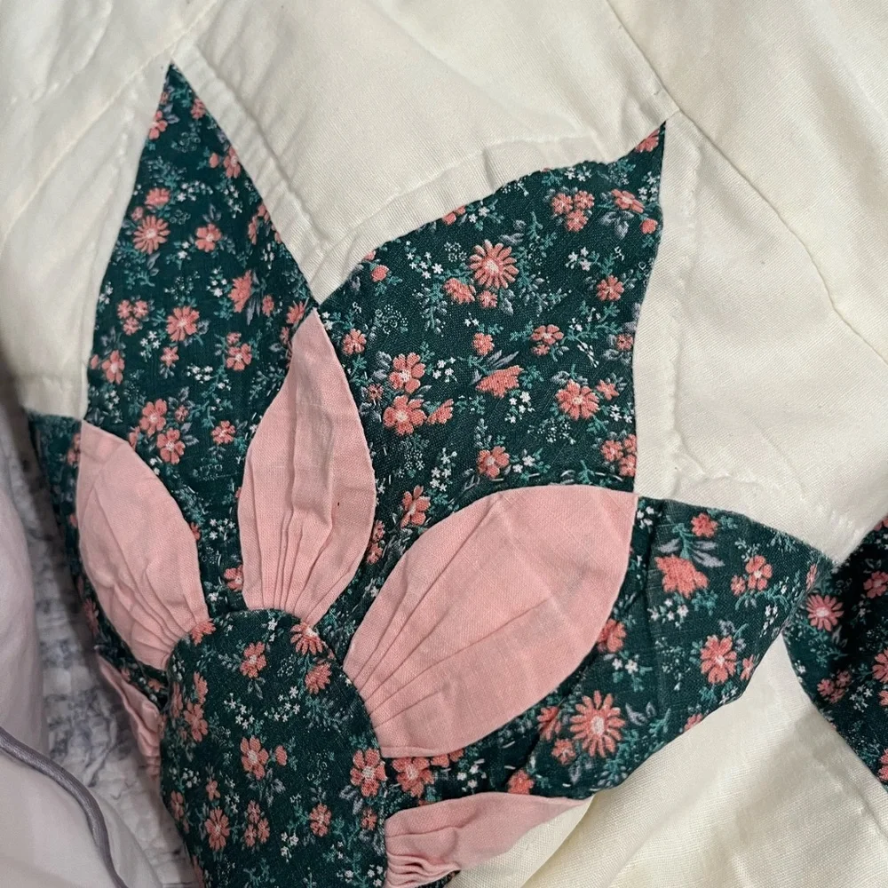 Beautiful quilt made by the Amish in Pennsylvania. In mint condition. QUEEN SIZE - Picture 9 of 9